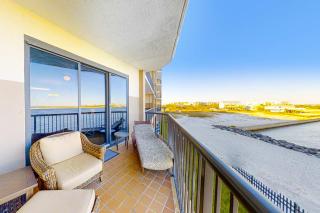 Sunny oceanfront condo with balcony pool hot tub gym sauna & view - 9
