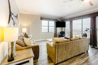 3rd-floor corner condo with balcony gym pool hot tub sauna & AC - 3