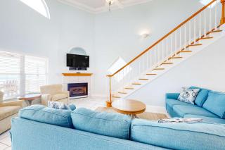 Gulf-front home on the beach with 3-tier deck Gulf views & pool access - 0