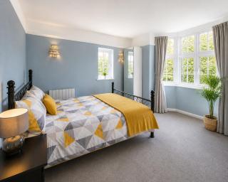 2 Bed City Center Apartment Near Station with Parking - 6