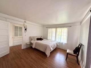 Large 5 Bedroom House perfect for large group - 2