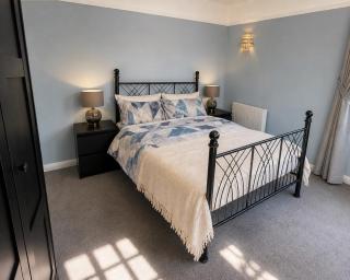 2 Bed City Center Apartment Near Station with Parking - 7