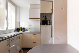 Appartement lumineux + terrasse – Hypercentre Paris - 8