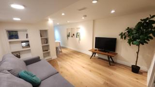 The Comfort Zone- Entire Private 1-bed Basement apt, Sauna, Hot Tub, 8 min Subway - 3