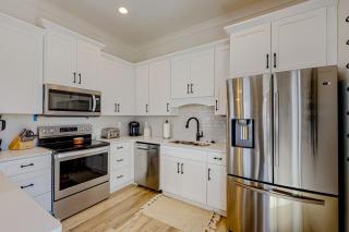 Friendly home with private pool WiFi private washer dryer and central AC - 2