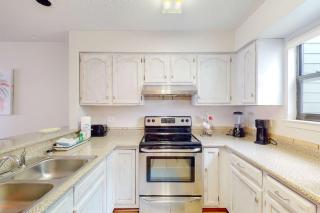 Calming water view condo with full kitchen balcony pool & TV - close to park - 4