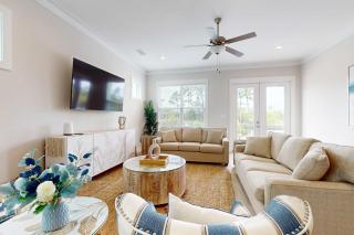 Brand-new home near the beach with on-site pool central AC & washer dryer - 9