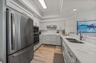 Brilliant water view condo with panoramc balcony views pool & beach access - 1