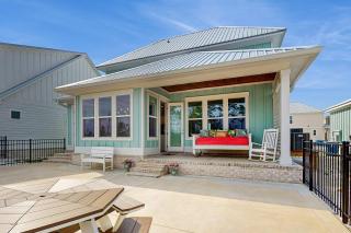 Coastal home with shared zero entry pool putting green and WIFI - 8