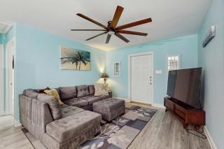 Island Home With Spacious Deck Lower Patio Free WiFi & Beach Access Nearby - 9
