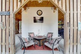 Island Home With Spacious Deck Lower Patio Free WiFi & Beach Access Nearby - 8