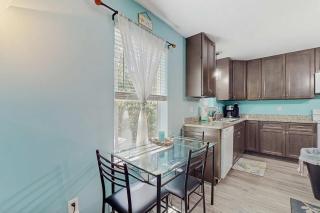 Island Home With Spacious Deck Lower Patio Free WiFi & Beach Access Nearby - 4