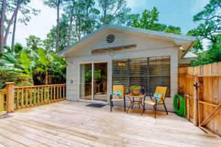 Dreamy island home with outdoor kitchen gas grill firepit WiFi & lush yard - 8