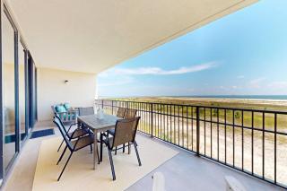 Beachfront condo with pool private balcony and laundry - 9