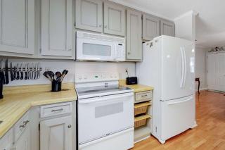 Dreamy island home with outdoor kitchen gas grill firepit WiFi & lush yard - 4