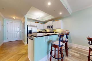 Beachfront condo with pool private balcony and laundry - 4