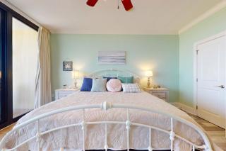 Beachfront condo with pool private balcony and laundry - 1