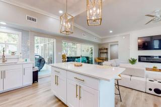 Modern dog-friendly home in the heart of island with hot tub & screened lanai - 1