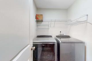 Seven Rings Dog-friendly house with back patio grill streaming washer dryer - 2