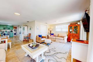 Gulf-view house with balcony central AC high-speed WiFi full kitchen & W&D - 6