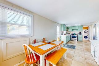 Gulf-view house with balcony central AC high-speed WiFi full kitchen & W&D - 4