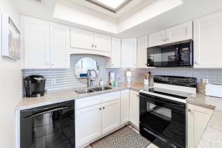 Beachfront beauty with private balcony beach access & shared pool hot tub - 4