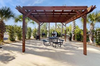 Cozy coastal condo with loft & shared pool and beach access - 7