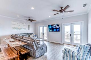 Dog-friendly waterfront getaway furnished patio - 8
