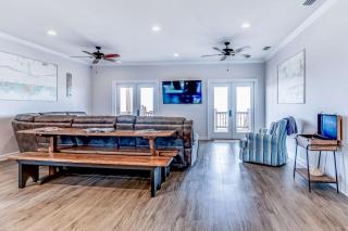 Dog-friendly waterfront getaway furnished patio - 7