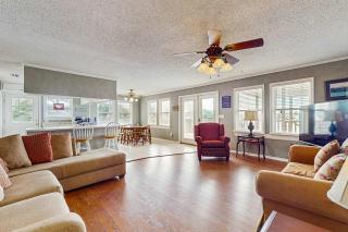 Bay-Facing Island Gem with Free WiFi AC Full Kitchen & Great Location - Dogs OK - 6