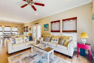 Two-Level Home with W&D Shared Outdoor Pool Free High-Speed WiFi Central AC - 5