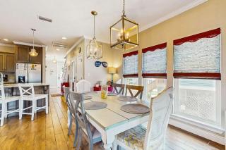 Two-Level Home with W&D Shared Outdoor Pool Free High-Speed WiFi Central AC - 4