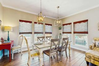 Two-Level Home with W&D Shared Outdoor Pool Free High-Speed WiFi Central AC - 3