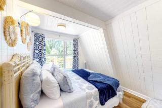 Charming A-frame with whimsical decor WiFi decks sunroom W&D & AC - dogs OK - 2