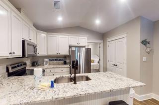 Modern island gem with perfect location WiFi central AC full kitchen & W&D - 5