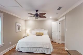 Modern island gem with perfect location WiFi central AC full kitchen & W&D - 3