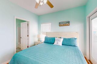10 Steps to the Gulf Beachfront Dog-Friendly Home with 2 Decks AC WiFi & W&D - 2