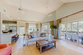 Easy beach access dog-friendly island home with private hot tub & shared pool - 7