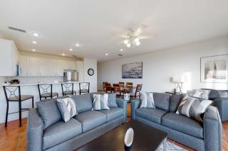 Newly-renovated waterfront condo with two full kitchens deck WiFi & shared pool - 7