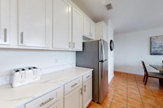Newly-renovated waterfront condo with two full kitchens deck WiFi & shared pool - 4