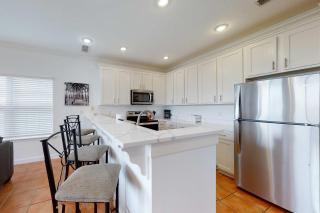 Newly-renovated waterfront condo with two full kitchens deck WiFi & shared pool - 3
