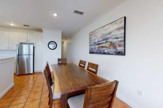Newly-renovated waterfront condo with two full kitchens deck WiFi & shared pool - 1