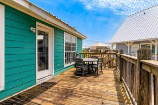 Newly remodeled bay view home with high-speed WiFi central AC and gas grill - 8