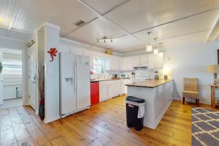 Island Gem on the Water With Private Dock Large Deck Gas Grill & WiFi - Dogs OK - 4