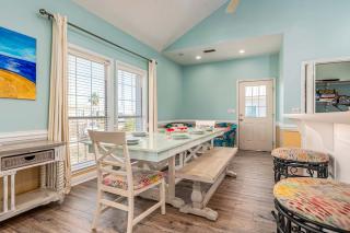 Gulf-View Home - Bay Views Free Internet Central AC Washer & Dryer - 4