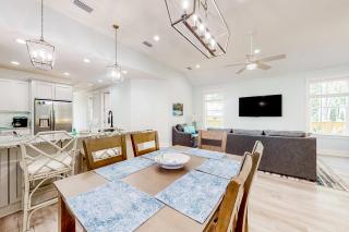 Peace & Sea-Renity Dog-friendly house with deck patio & easy beach access - 2