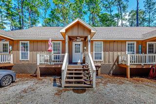 Perfectly located condo with beach access - deck internet W&D & AC - 0