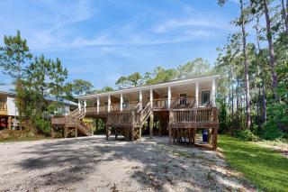 Inviting home near the beach with balcony full kitchen central AC & W&D - 9