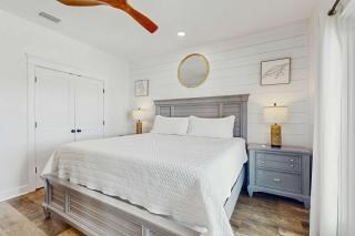 Gulf-Front Oasis - Rooftop Heated Pool Elevator & Dog-Friendly - 3
