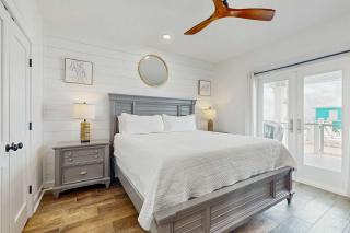 Gulf-Front Oasis - Rooftop Heated Pool Elevator & Dog-Friendly - 2